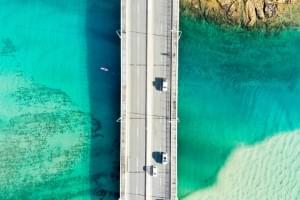 Vista aérea de un puente por encima del mar