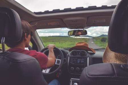 Viaje en el carro con las ventanas abiertas