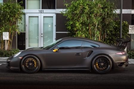 Porche negro mate estacionado en la calle